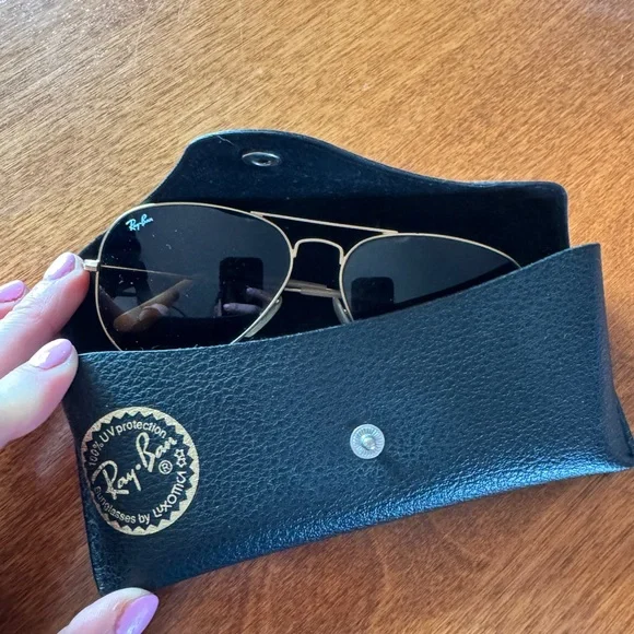 Ray-Ban Classic Gold Aviators with Black Case - Picture 2 of 7